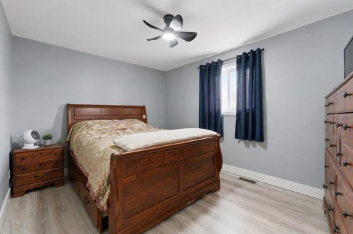 13 Green Meadow Crescent, Strathmore, AB - Indoor Photo Showing Bedroom