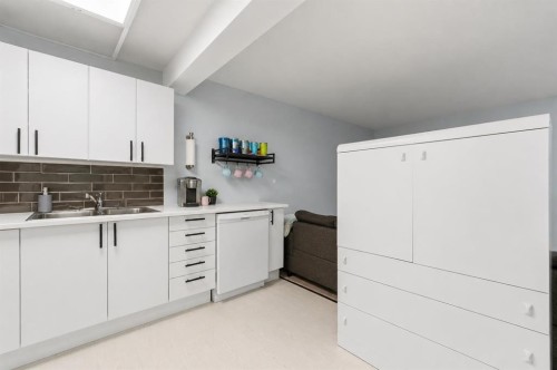 13 Green Meadow Crescent, Strathmore, AB - Indoor Photo Showing Kitchen With Double Sink