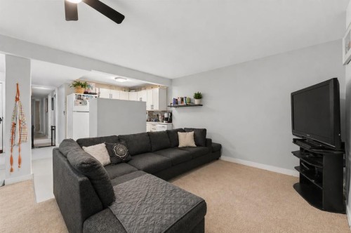 13 Green Meadow Crescent, Strathmore, AB - Indoor Photo Showing Living Room