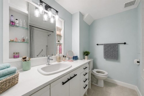 13 Green Meadow Crescent, Strathmore, AB - Indoor Photo Showing Bathroom