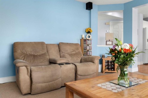 66 Crystalridge Crescent, Okotoks, AB - Indoor Photo Showing Living Room