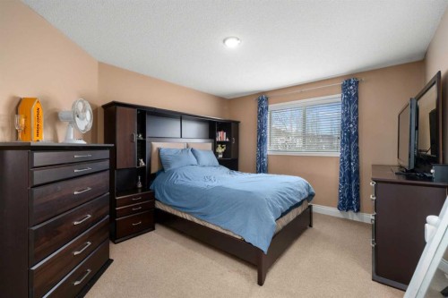 66 Crystalridge Crescent, Okotoks, AB - Indoor Photo Showing Bedroom