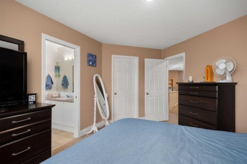 66 Crystalridge Crescent, Okotoks, AB - Indoor Photo Showing Bedroom