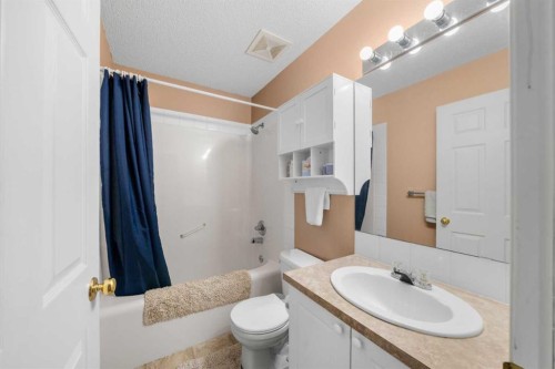 66 Crystalridge Crescent, Okotoks, AB - Indoor Photo Showing Bathroom