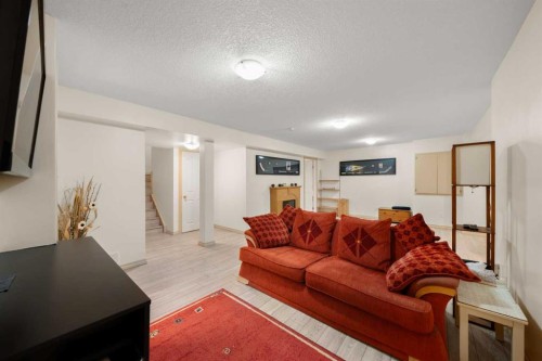66 Crystalridge Crescent, Okotoks, AB - Indoor Photo Showing Living Room
