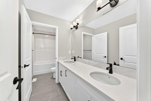 547 Mercado Avenue Se, Calgary, AB - Indoor Photo Showing Bathroom