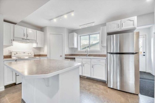 223 Coventry Road Ne, Calgary, AB - Indoor Photo Showing Kitchen