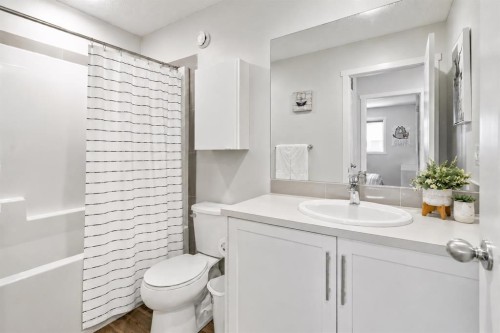 267 Sundown Road West, Cochrane, AB - Indoor Photo Showing Bathroom