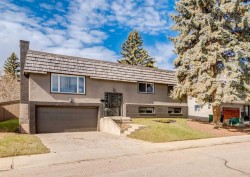 176 Mapleburn Drive SE Calgary, AB T2J 1Y6