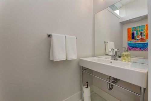 2210 Victoria Crescent Nw, Calgary, AB - Indoor Photo Showing Bathroom