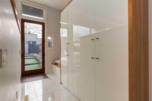 2210 Victoria Crescent Nw, Calgary, AB - Indoor