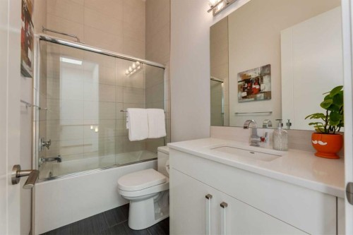 2210 Victoria Crescent Nw, Calgary, AB - Indoor Photo Showing Bathroom