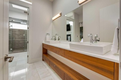 2210 Victoria Crescent Nw, Calgary, AB - Indoor Photo Showing Bathroom