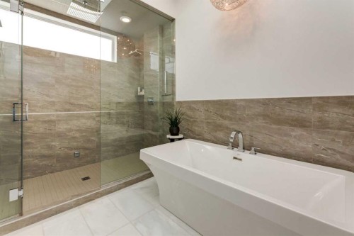 2210 Victoria Crescent Nw, Calgary, AB - Indoor Photo Showing Bathroom