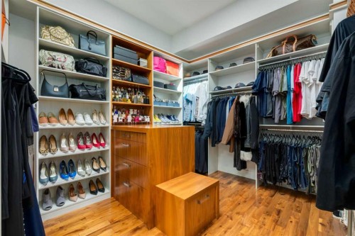 2210 Victoria Crescent Nw, Calgary, AB - Indoor With Storage