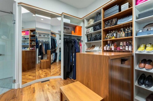 2210 Victoria Crescent Nw, Calgary, AB - Indoor With Storage
