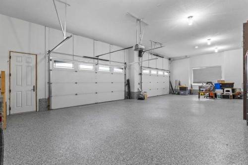 112 Cranbrook View Se, Calgary, AB - Indoor Photo Showing Garage