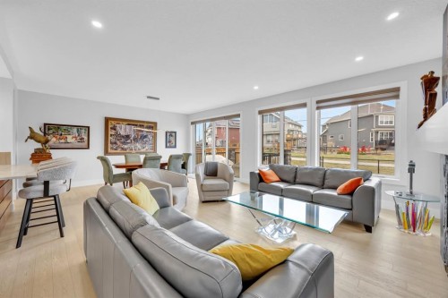 192 Magnolia Manor Se, Calgary, AB - Indoor Photo Showing Living Room