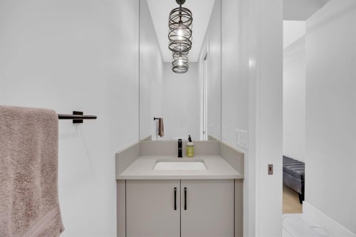 192 Magnolia Manor Se, Calgary, AB - Indoor Photo Showing Bathroom