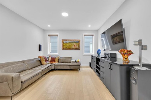 192 Magnolia Manor Se, Calgary, AB - Indoor Photo Showing Living Room