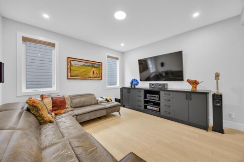 192 Magnolia Manor Se, Calgary, AB - Indoor Photo Showing Living Room