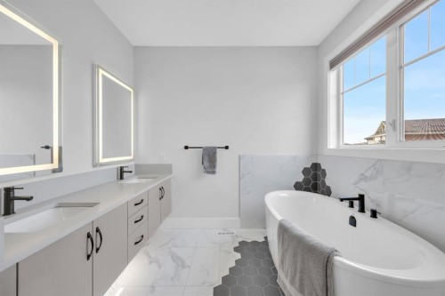 192 Magnolia Manor Se, Calgary, AB - Indoor Photo Showing Bathroom