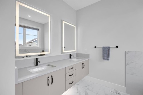 192 Magnolia Manor Se, Calgary, AB - Indoor Photo Showing Bathroom