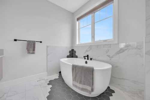 192 Magnolia Manor Se, Calgary, AB - Indoor Photo Showing Bathroom