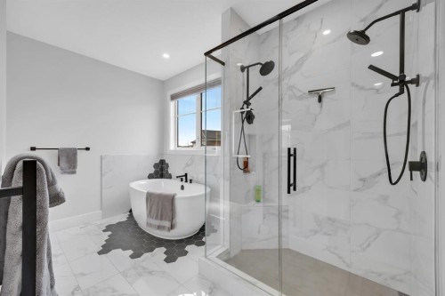 192 Magnolia Manor Se, Calgary, AB - Indoor Photo Showing Bathroom