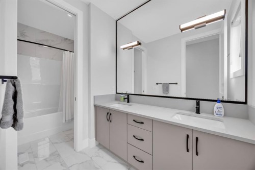 192 Magnolia Manor Se, Calgary, AB - Indoor Photo Showing Bathroom