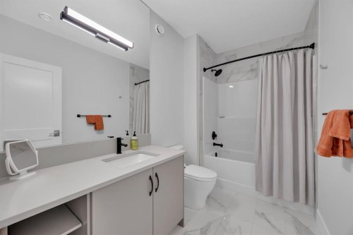 192 Magnolia Manor Se, Calgary, AB - Indoor Photo Showing Bathroom