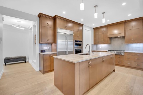 192 Magnolia Manor Se, Calgary, AB - Indoor Photo Showing Kitchen With Upgraded Kitchen