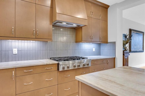 192 Magnolia Manor Se, Calgary, AB - Indoor Photo Showing Kitchen