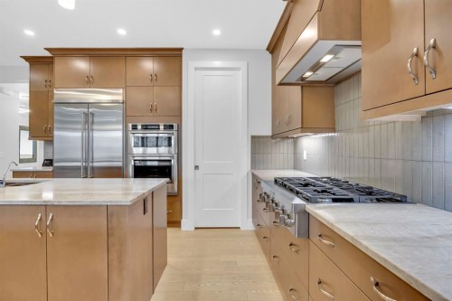 192 Magnolia Manor Se, Calgary, AB - Indoor Photo Showing Kitchen With Upgraded Kitchen