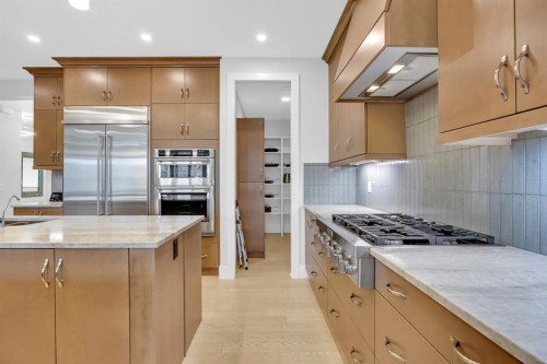 192 Magnolia Manor Se, Calgary, AB - Indoor Photo Showing Kitchen With Upgraded Kitchen