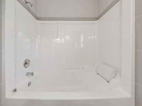 503 Marshall Rise Nw, High River, AB - Indoor Photo Showing Bathroom