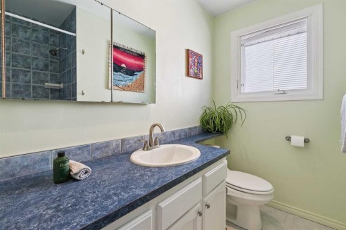 6608 Silverview Road Nw, Calgary, AB - Indoor Photo Showing Bathroom