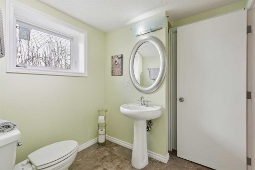6608 Silverview Road Nw, Calgary, AB - Indoor Photo Showing Bathroom