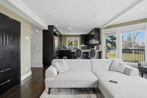 311 Coach Light Bay Sw, Calgary, AB - Indoor Photo Showing Living Room