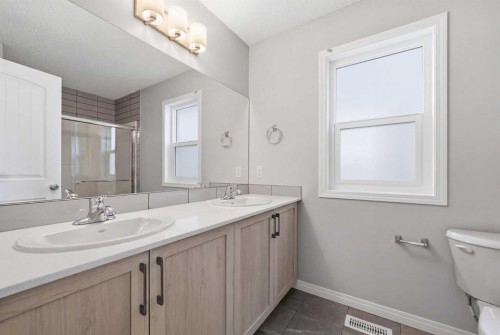 831 Wolf Willow Boulevard Se, Calgary, AB - Indoor Photo Showing Bathroom