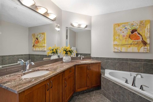 7204-14 Hemlock Crescent Sw, Calgary, AB - Indoor Photo Showing Bathroom