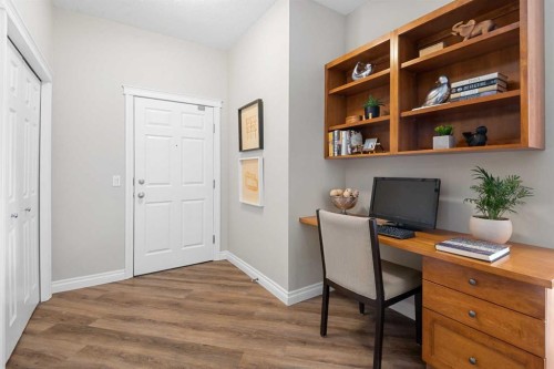 7204-14 Hemlock Crescent Sw, Calgary, AB - Indoor Photo Showing Office