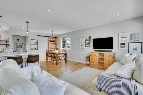 34 Malibou Road Sw, Calgary, AB - Indoor Photo Showing Living Room