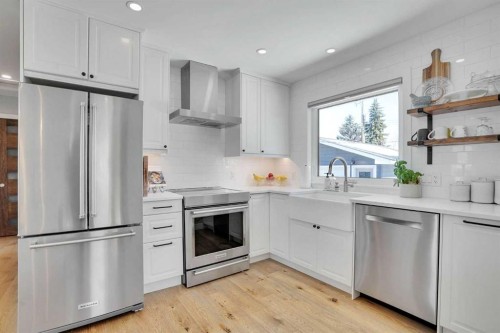 34 Malibou Road Sw, Calgary, AB - Indoor Photo Showing Kitchen With Upgraded Kitchen