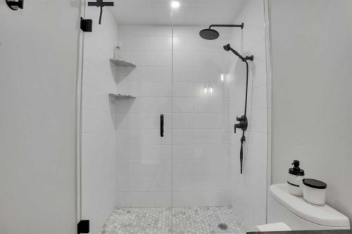 34 Malibou Road Sw, Calgary, AB - Indoor Photo Showing Bathroom