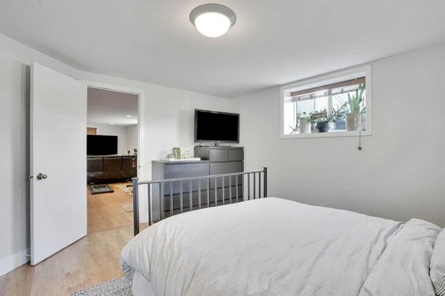 34 Malibou Road Sw, Calgary, AB - Indoor Photo Showing Bedroom