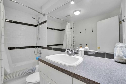 34 Malibou Road Sw, Calgary, AB - Indoor Photo Showing Bathroom