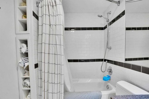 34 Malibou Road Sw, Calgary, AB - Indoor Photo Showing Bathroom