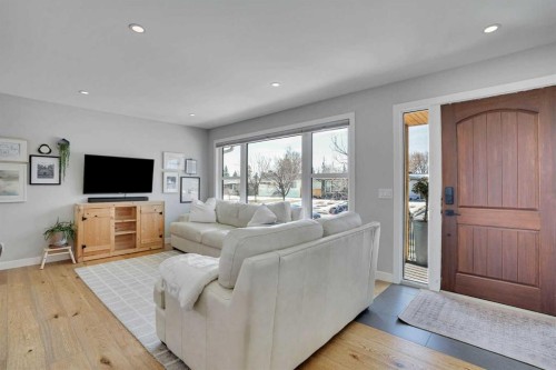 34 Malibou Road Sw, Calgary, AB - Indoor Photo Showing Living Room
