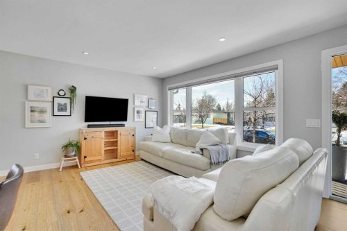 34 Malibou Road Sw, Calgary, AB - Indoor Photo Showing Living Room